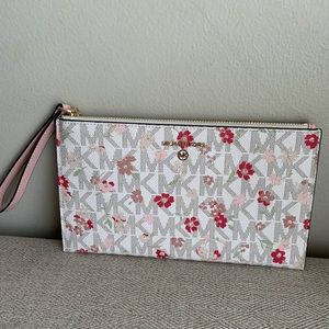 Michael kors jet set logo wristlet